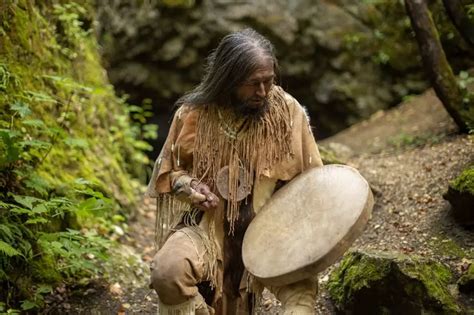 šaman v rituálnom odeve