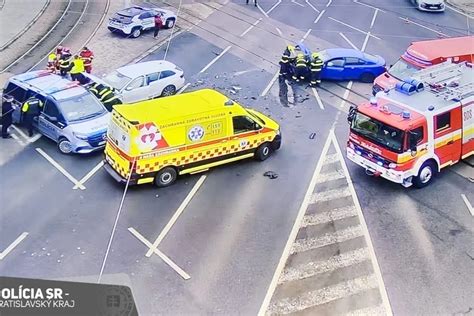 Policajti riadia dopravu