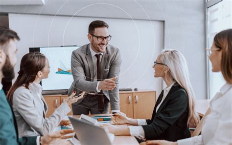 ľudia diskutujúci pri okrúhlom stole