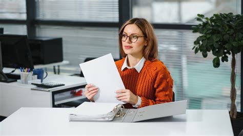Ilustračná fotografia ženy pracujúcej s dokumentmi