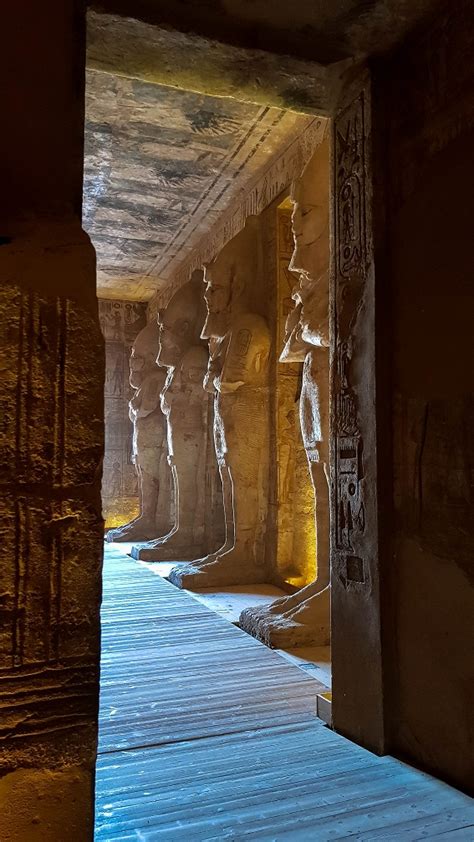Staroveká egyptská nástenná maľba zobrazujúca bohyňu Neftýs s rozprestretými krídlami