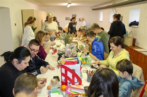 skupina žiakov pracujúca na veľkej mandale