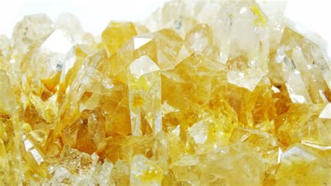 Ukážka rôznych odtieňov citrínu vrátane 