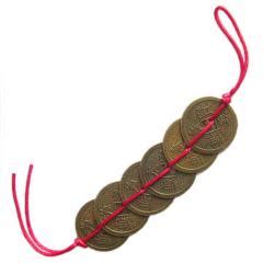 Čínske mince zviazané červenou šnúrkou