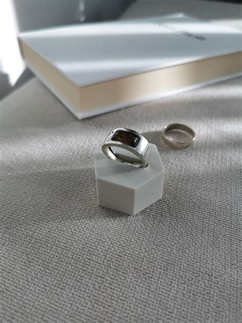 Ručne vyrobený prsteň so symbolikou objatia