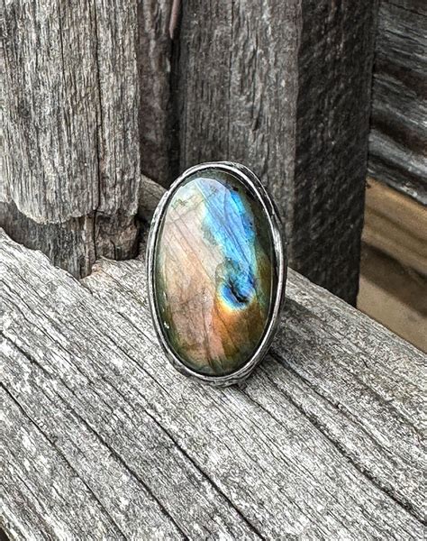 Prsteň zavesený na nite nad dlaňou