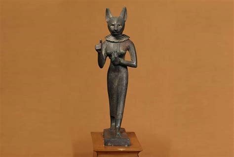 Staroveký egyptský reliéf zobrazujúci bohyňu Bastet ako ženu s hlavou mačky