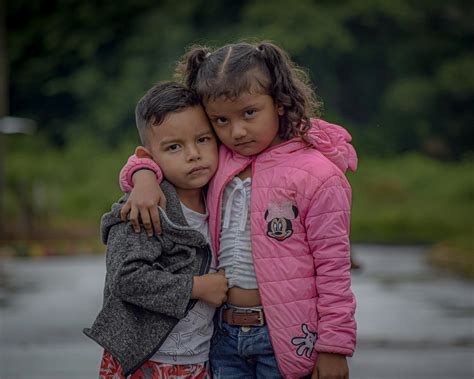 Dve deti, chlapec a dievča, sa rozprávajú v lese