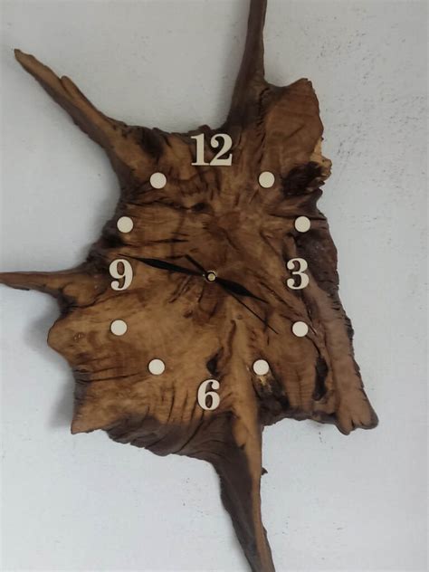 Detail drevených hodín s motívom zverokruhu a rímskych čísel