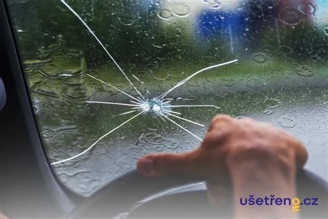 Snívač pozerajúci sa na rozbité sklo