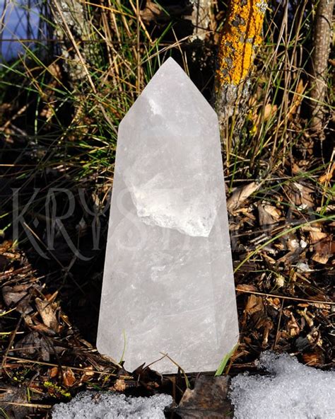 Krištáľový obelisk používaný pri energetických terapiách