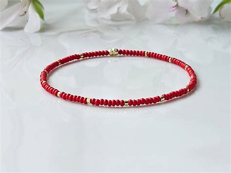 Červený ochranný náramok Kabala na zápästí