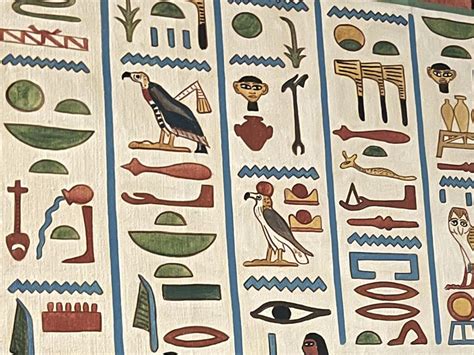 Staroveké egyptské hieroglyfy zobrazujúce škorpióna