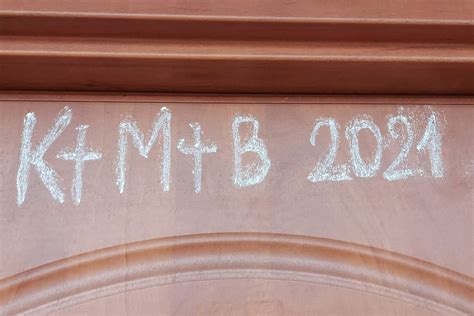 Nápis C+M+B na dverách