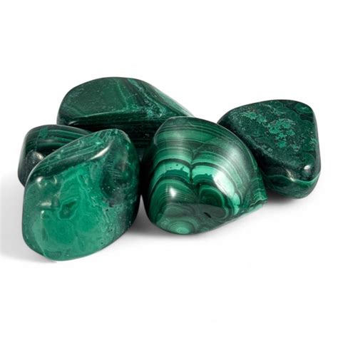 Zelený minerál malachit s charakteristickými kruhovými vzormi