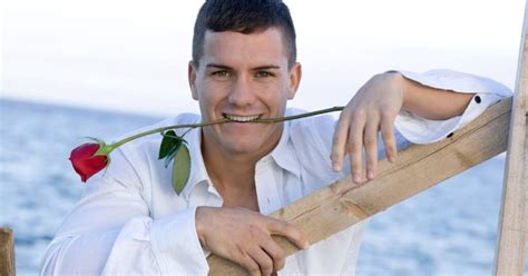 Muž Ryba snívajúci pri okne, s mestskou panorámou v pozadí