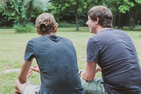 dvojica pri rozhovore