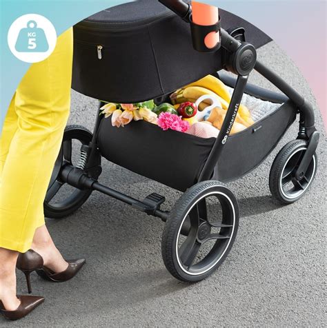 Fotografia kočíka s pripevnenou červenou stužkou