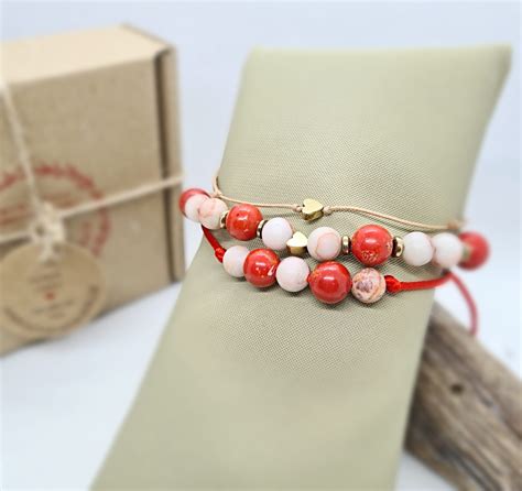 Kolekcia moderných ochranných náramkov a amuletov