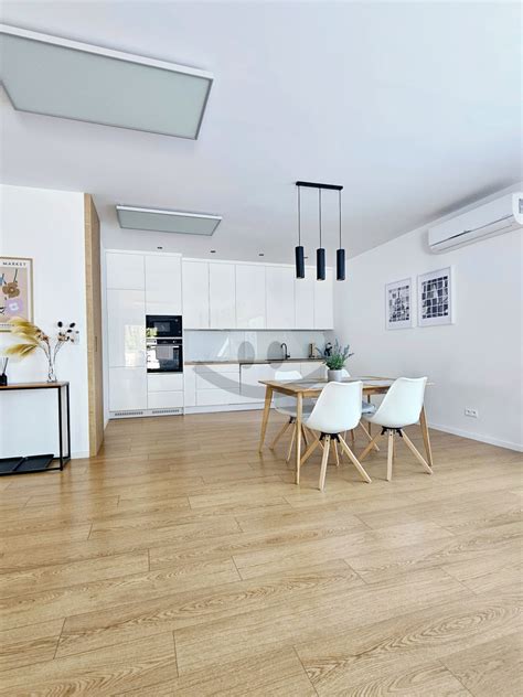 Moderný interiér zdobený veľkou mandalou na stene