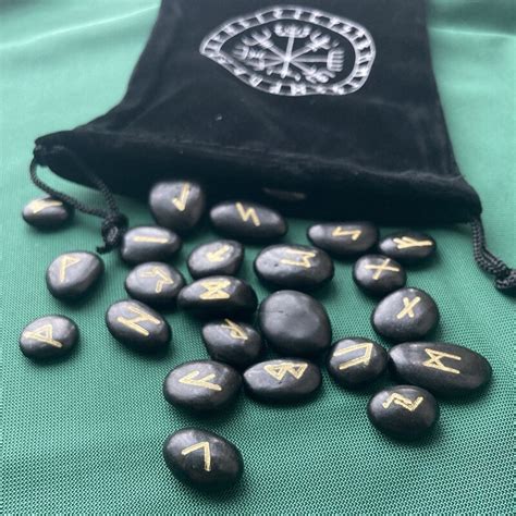 Sada runových kameňov s vyobrazenými symbolmi