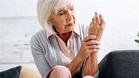 Ruka jemne hladí ženskú nohu, zdôrazňujúc citlivé zóny