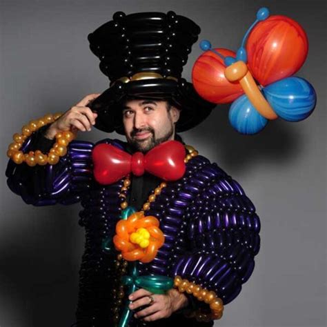 Kúzelník Talostan predvádza trik