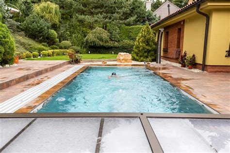 Bazén v záhrade s altánkom a grilom