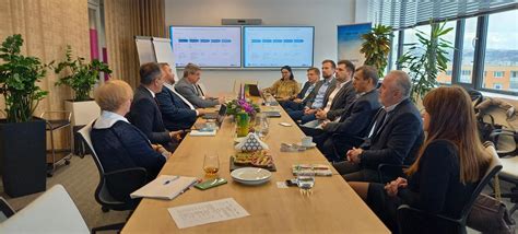 Ilustrácia zobrazujúca prepojenie medzi vedeckými symbolmi a náboženskými symbolmi