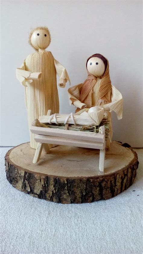 Remeselník maľuje kraslice