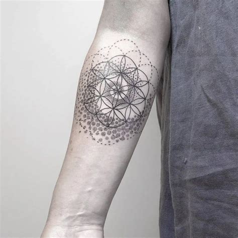 Robustné mužské tetovanie Kozorožca v štýle Dotwork