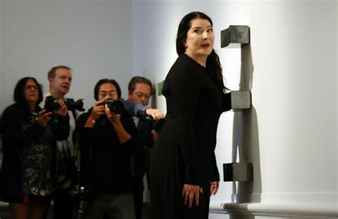 Marina Abramović v akcii počas performancie