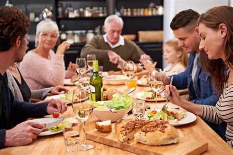 Rodina Býkov pri večeri