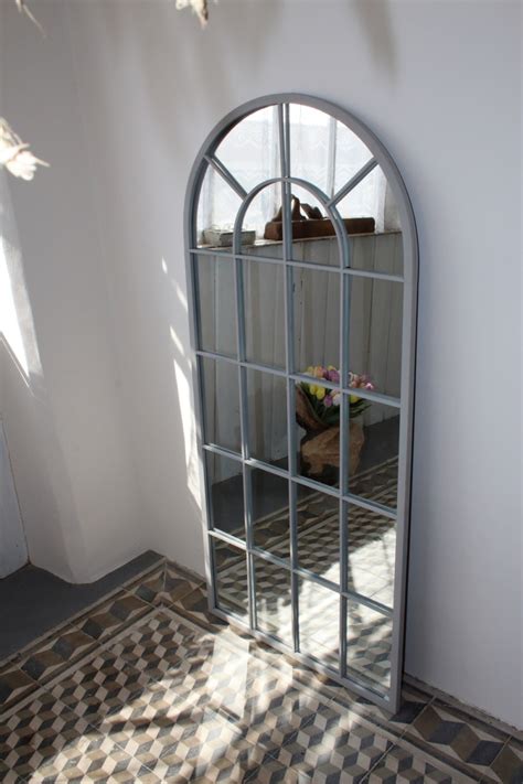 Zrkadlo s kovovým rámom