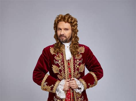 Muž v rôznych filmových kostýmoch