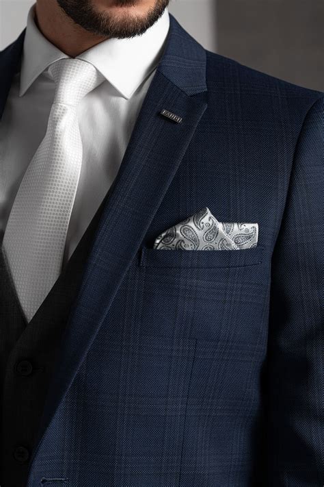 Detail pánskeho kostýmu