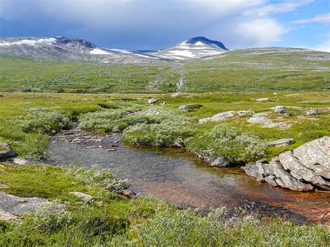 Severská krajina s horami a snehom