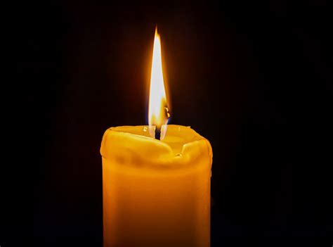 Symbolická sviečka v tme