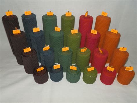 Rôzne farebné sviečky pripravené na rituál