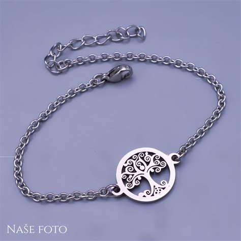 Detail náramku z chirurgickej ocele ukazujúci jeho lesklý povrch