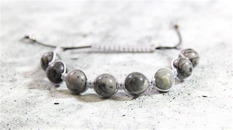 Detail čakra náramku s minerálnymi korálkami a chirurgickou oceľou