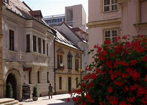 Ulica v rozdelenej Nikózii s pohraničnou kontrolou