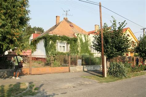 starý dom s prázdnymi oknami