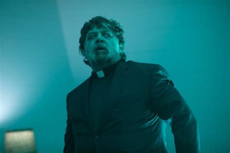 Ilustrácia zobrazujúca siluetu kňaza vykonávajúceho exorcizmus nad osobou