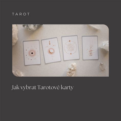 rozložené tarotové karty s mystickou atmosférou