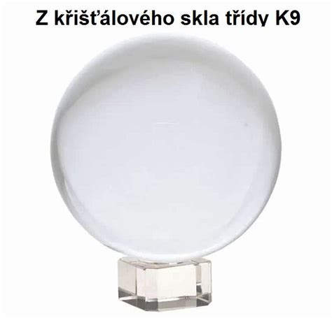 Brúsená krištáľová guľa lámajúca svetlo do dúhy