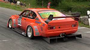 Detail zadnej strany benediktínskeho medailónu s krížom a písmenami