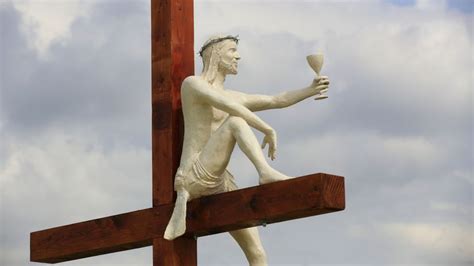 Mladý posol s pohárom v ruke