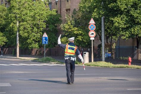 Policajt riadiaci dopravu na križovatke