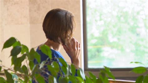 Ruka vkladajúca malý papier so zámerom do pôdy monštery